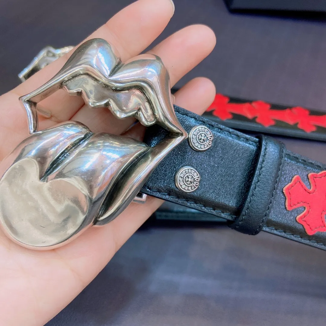 💰760💰Full package💰 💍purchasing grade pure copper silver plated 925 fidelity version 𝐂𝐡𝐫𝐨𝐦𝐞𝐇𝐞𝐚𝐫𝐭𝐬 Crow heart detachable style The Big Tongue's pure copper silver-plated 925 hardware has an old and rough style. During production, the black color after oxidation of 925 silver is deliberately retained, and then polished to form a shiny silver surface with soft gray and black shadows. The layering is very obvious. The imported oil-waxed leather is spliced ​​with colorful crosses, integrating rock punk, goth, street hip-hop and other elements. Its design style is unique and full of mystery and luxury.  Width 3.8cm.